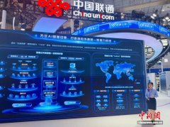 一只机械狗穿越自若于集拆箱之间？